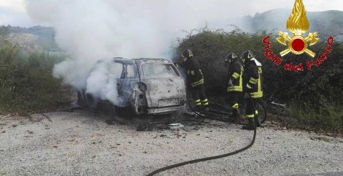 Vazzano, auto in fiamme lungo la provinciale (FOTO)