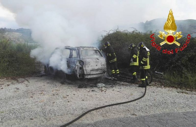 Vazzano, auto in fiamme lungo la provinciale (FOTO)