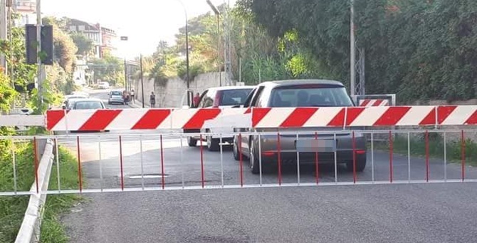 Ancora panico a Santa Domenica, auto “sfidano” il passaggio a livello