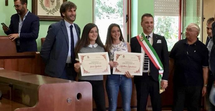 Stefanaconi, studentesse modello premiate con la “Borsa di studio Vincenzo Morelli”