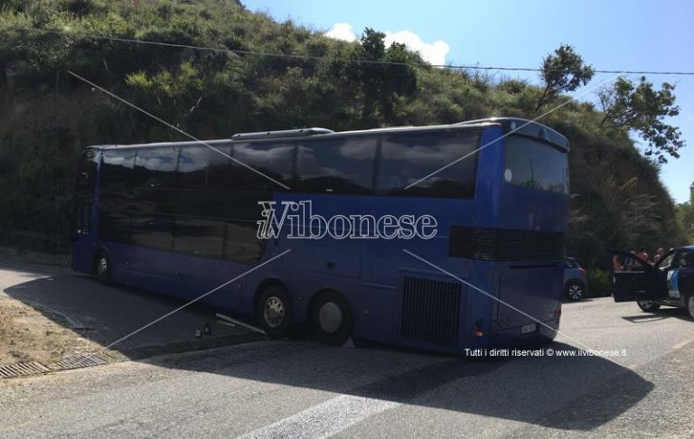 La chiusura della “Strada del Mare” fa una nuova “vittima”: un bus pieno di turisti (FOTO)