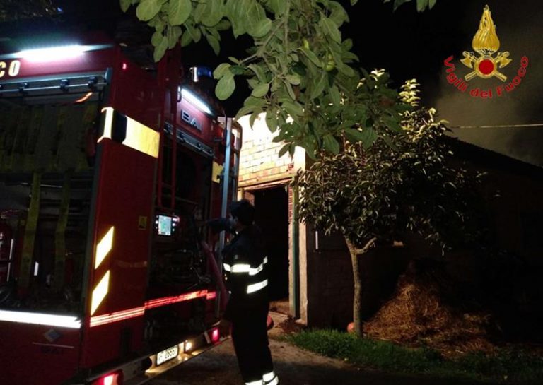 Incendio in un capannone a San Gregorio, distrutte 200 balle di fieno