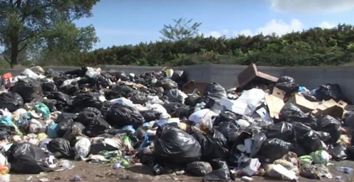 Discarica abusiva a Caroniti: la ditta che non si è accorta del disastro incaricata di rimuovere i rifiuti