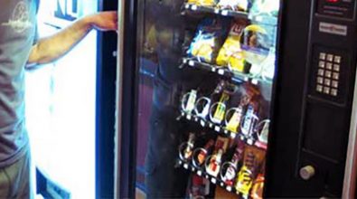 Vandali in una scuola di Mileto, nel mirino il distributore di bibite