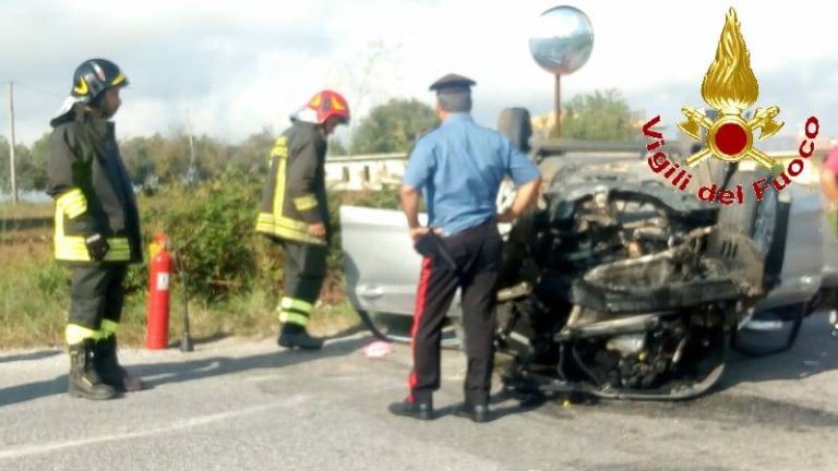 Scontro tra due auto a Mesiano, un ferito trasportato in ospedale a Vibo (FOTO)