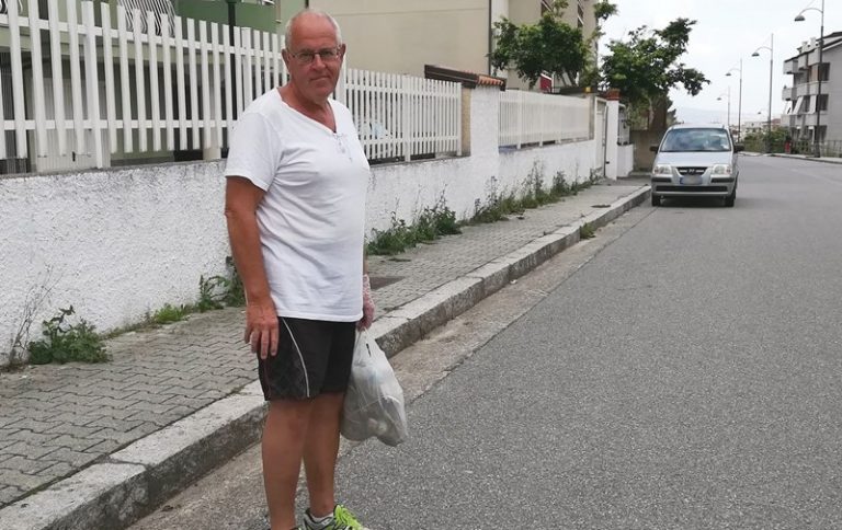 Jan Erik, lo svedese di Pizzo che pulisce il quartiere della sua nuova città