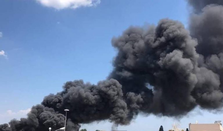 Dà fuoco a rifiuti speciali sprigionando nube tossica, imprenditore denunciato a Maierato