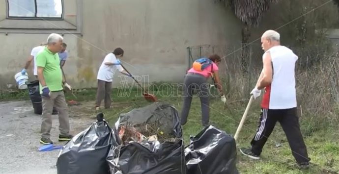 Degrado al cimitero di Vibo, i cittadini si attivano per ripulire l’area (VIDEO)