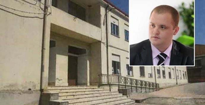 Dasà, il sindaco chiude la scuola per lavori e scrive ai cittadini: «Vi chiedo scusa»