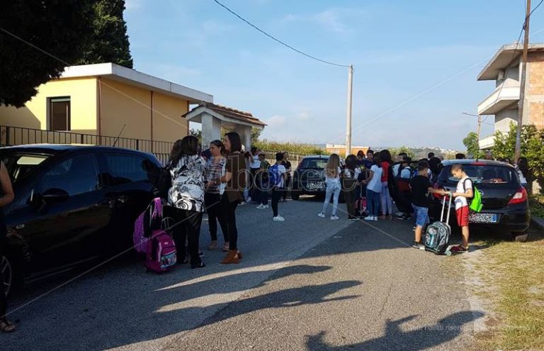 Scuola media chiusa a Pannaconi, i genitori si mobilitano (VIDEO)