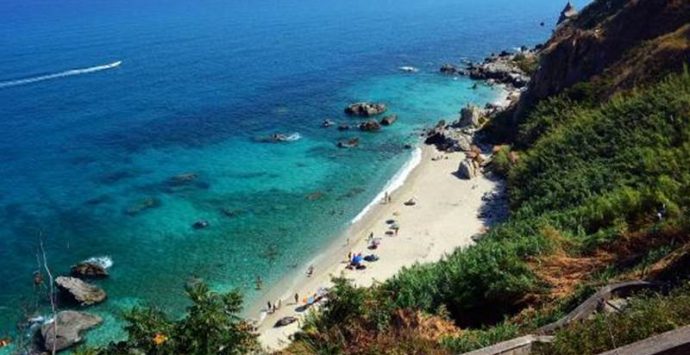 A Parghelia vietato l’accesso in spiaggia nelle ore notturne: l’ordinanza del sindaco