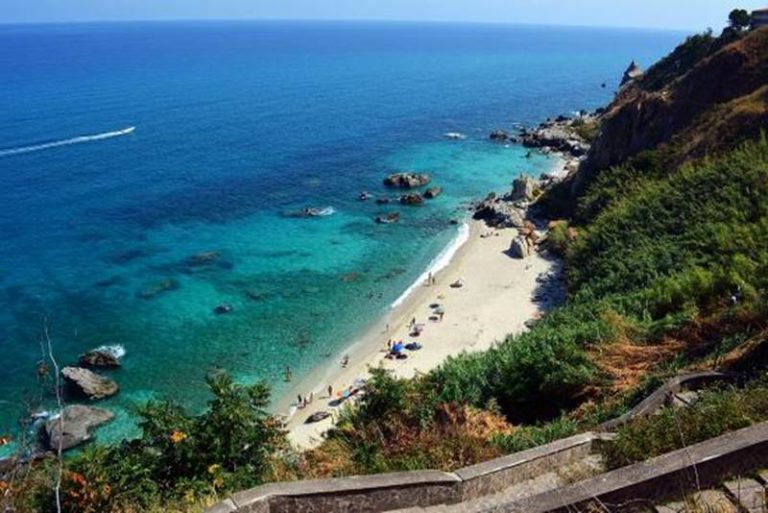 A Parghelia vietato l’accesso in spiaggia nelle ore notturne: l’ordinanza del sindaco