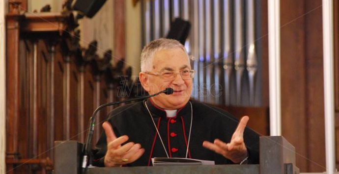 Chiesa, comitati e feste religiose. Il vescovo Renzo: «Avanti senza paura»