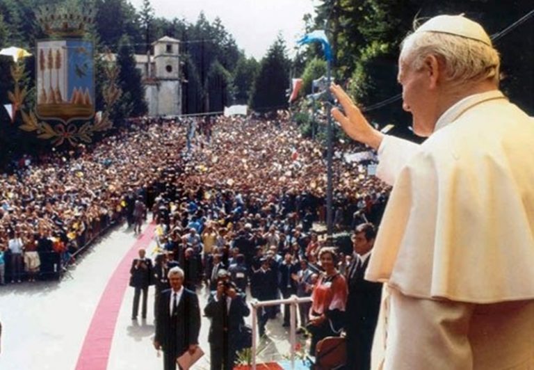 La pantofola del Papa rubata a Serra e restituita a Wojtyla nove secoli dopo