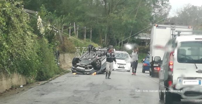 Incidente stradale a Mesiano, auto si ribalta, due i feriti