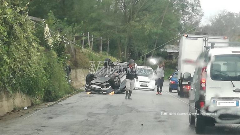 Incidente stradale a Mesiano, auto si ribalta, due i feriti