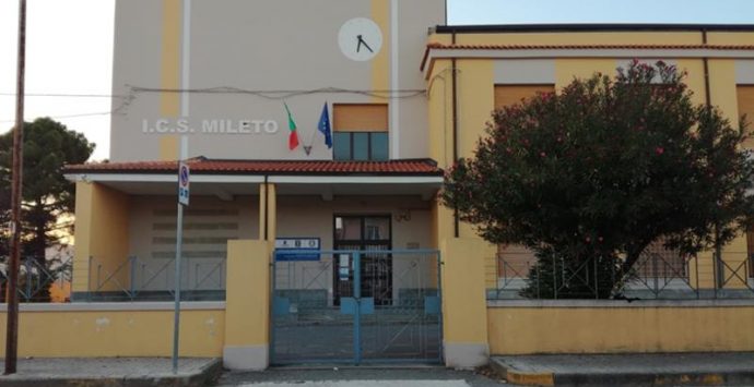 Covid, a Mileto lunedì scuole chiuse e tamponi per docenti e personale Ata
