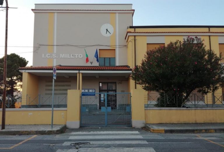 Mileto, topi a scuola e lezioni interrotte