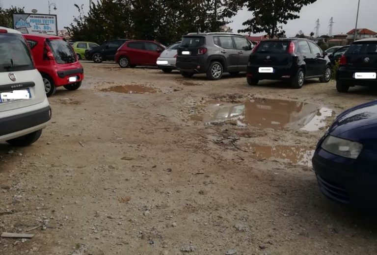 Vibo, quel piazzale sterrato al Poliambulatorio di Moderata Durant: «Speriamo passi anche da lì il Giro d’Italia»