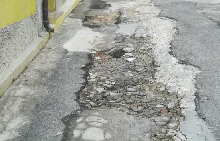 Paravati, nel degrado la strada che porta alla tomba di Natuzza