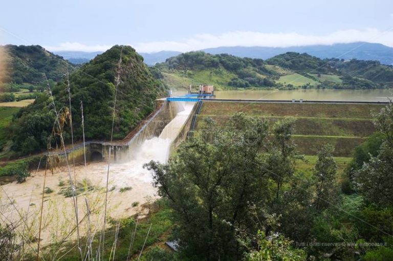 Maltempo: esonda il lago Angitola, chiusa la ex 110. Vertice d’urgenza in Prefettura – Video