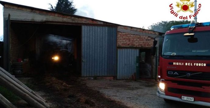 Incendio capannone con eternit a San Gregorio, ordinata la bonifica