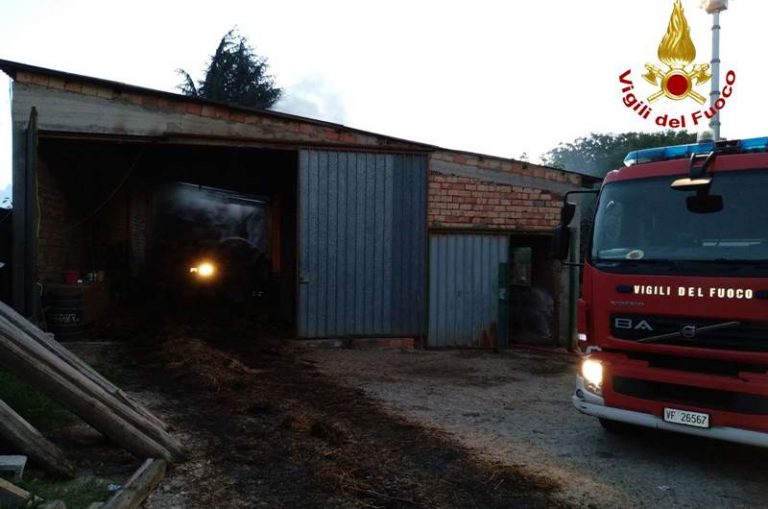 Incendio capannone con eternit a San Gregorio, ordinata la bonifica