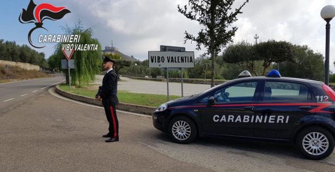 Viaggiavano con accetta e coltello in auto, scoperti dai carabinieri
