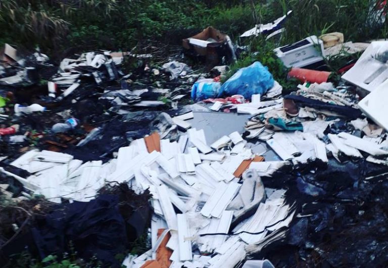 Discarica a cielo aperto nella campagne di Francica, quando gli incivili lasciano la “firma”