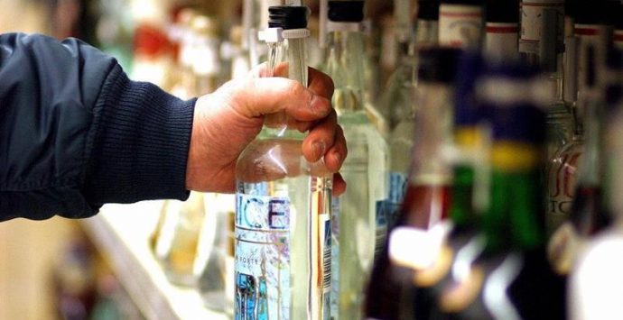 Furto di alcolici in un supermercato, due arresti nelle Serre