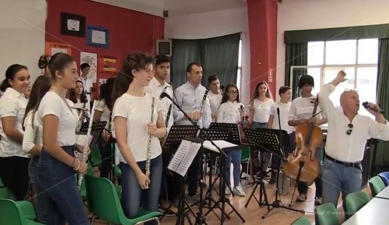 Musica e arte per l’inaugurazione del nuovo anno scolastico al “Vespucci” di Vibo Marina – Video