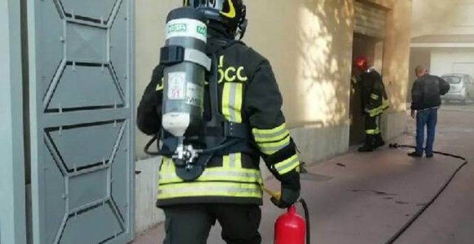 Principio d’incendio in un negozio a Vibo, provvidenziale intervento dei vigili del fuoco – Foto