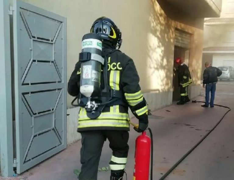Principio d’incendio in un negozio a Vibo, provvidenziale intervento dei vigili del fuoco – Foto