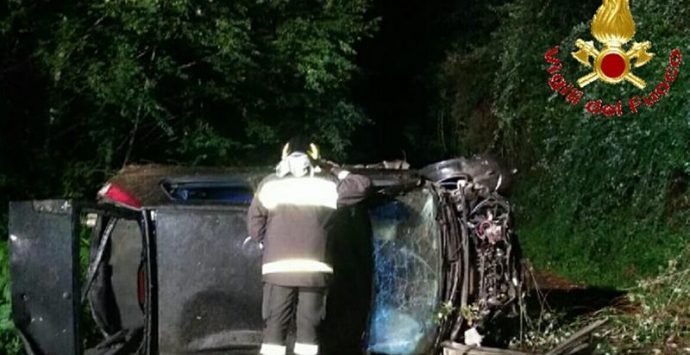 Auto si ribalta più volte ad Acquaro, ferito un ventenne – Foto