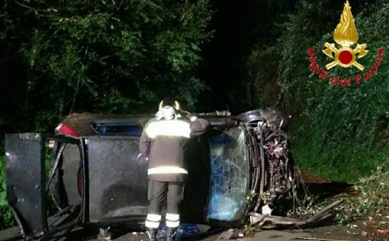 Auto si ribalta più volte ad Acquaro, ferito un ventenne – Foto