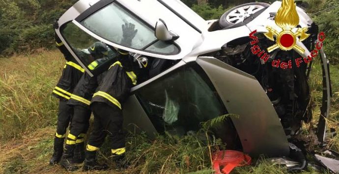 Filadelfia, auto esce di strada e si ribalta più volte: ferito il conducente – Foto