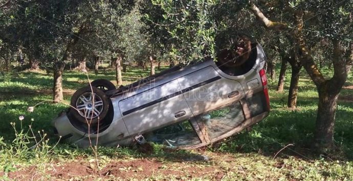 Ionadi, auto esce di strada ribaltandosi in un uliveto: ferite madre e figlia