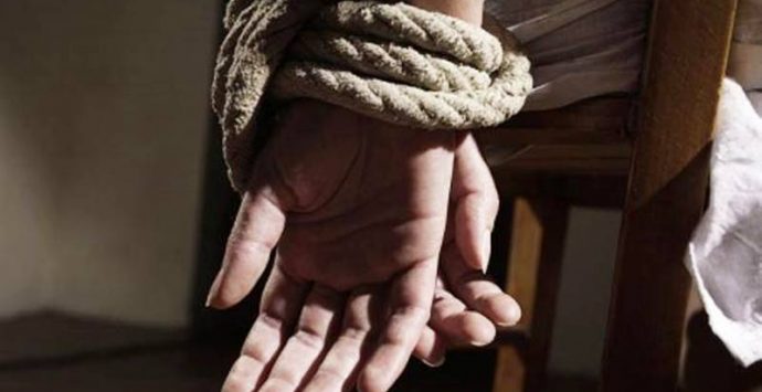 Legata ad una canna fumaria e pestata per ore, i particolari shock del sequestro a Vibo – Video