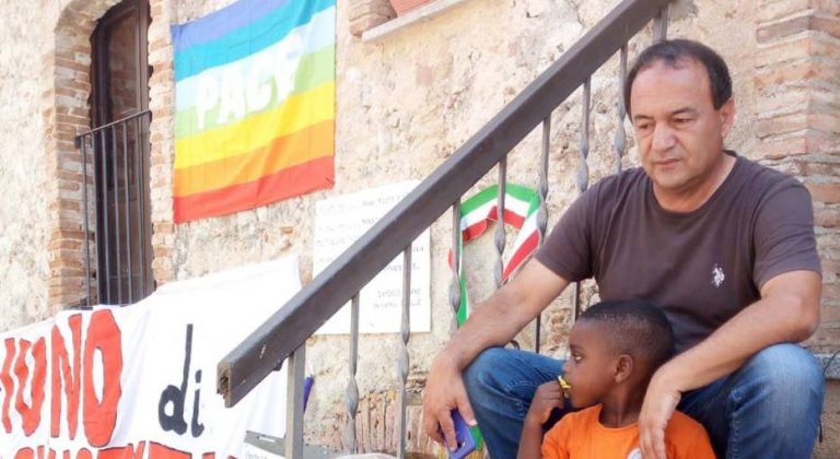 Arresto di Mimmo Lucano, da Vibo oltre cento manifestanti diretti a Riace