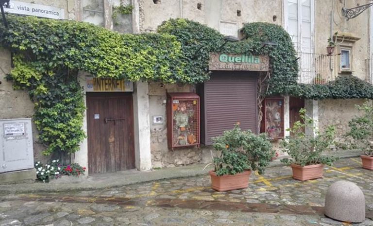 Incendio in un negozio di artigianato a Tropea, indagini – Foto