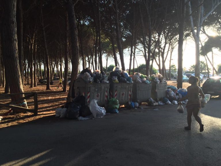 Caos rifiuti a Pizzo, i lavoratori interrompono l’agitazione