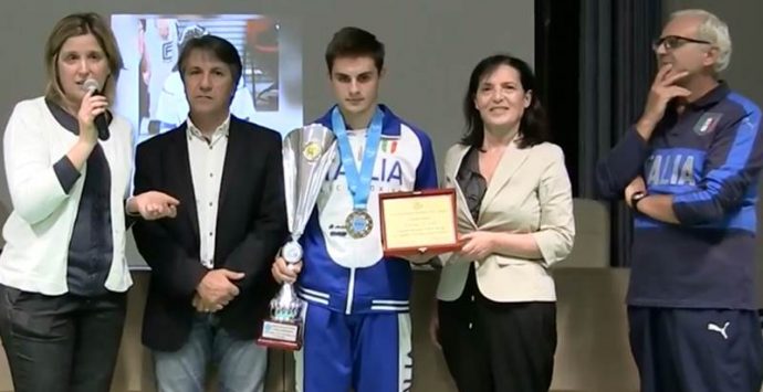 Il Liceo Scientifico di Vibo consegna una targa al “suo” campione mondiale di kickboxing – Video