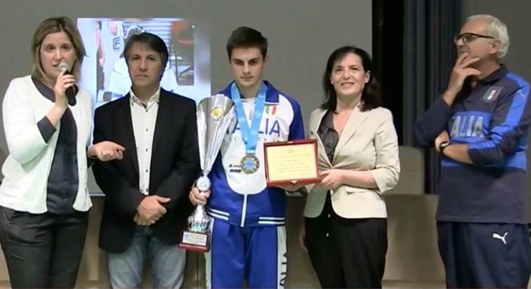 Il Liceo Scientifico di Vibo consegna una targa al “suo” campione mondiale di kickboxing – Video