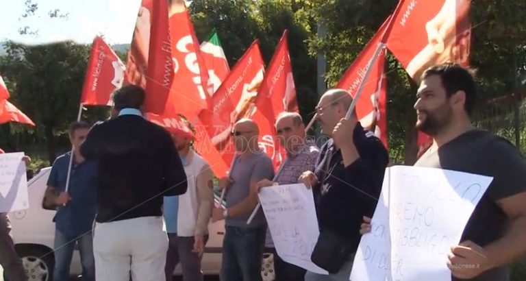 La protesta dei vigilantes al deposito Eni di Vibo Marina: «Siamo allo stremo delle forze» – Video