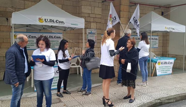 L’Udicon monitora lo stato della sanità: «In tantissimi al gazebo di Vibo»