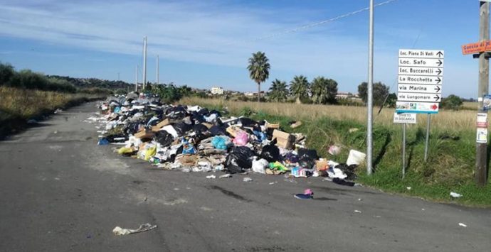 Emergenza rifiuti a Briatico, intere zone sommerse dalla spazzatura