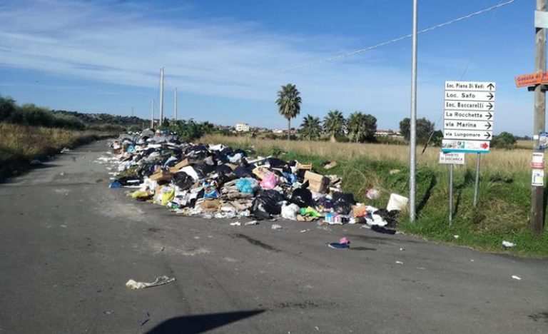 Emergenza rifiuti a Briatico, intere zone sommerse dalla spazzatura