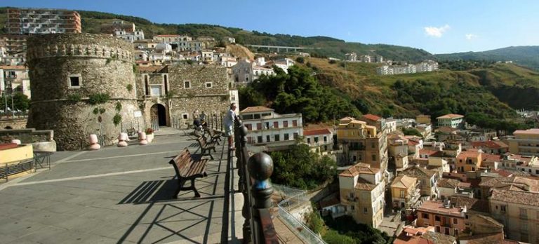 Turisti baresi positivi in gita a Pizzo: chiusi Castello e Piedigrotta – Video