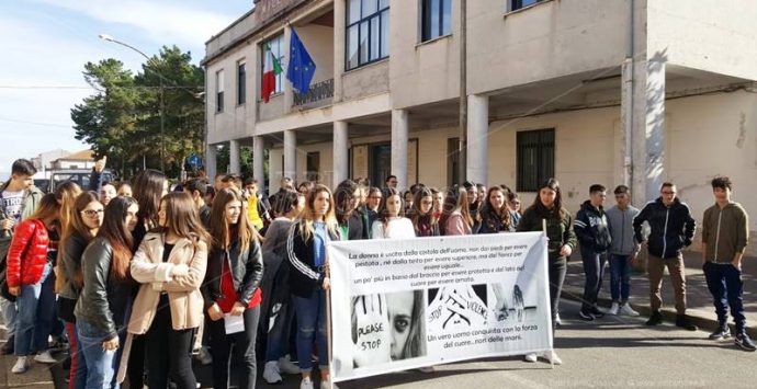 Giornata contro la violenza sulle donne, a Mileto scuole e istituzioni in prima linea