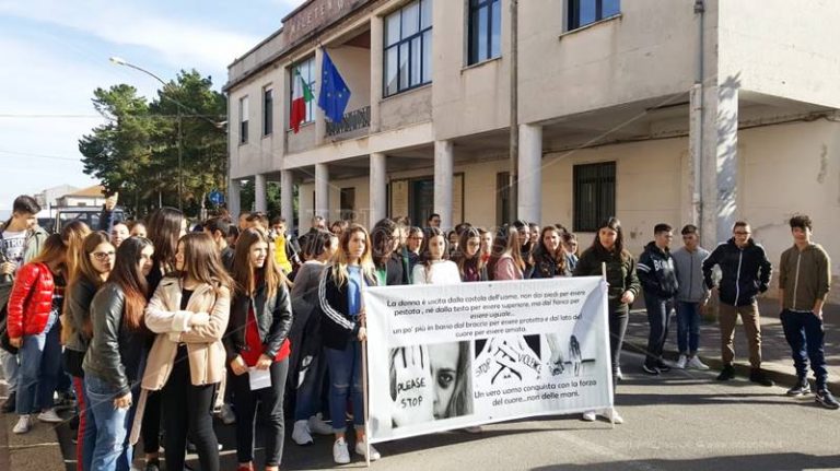 Giornata contro la violenza sulle donne, a Mileto scuole e istituzioni in prima linea